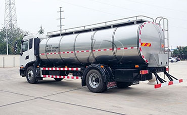 山東客戶介紹朋友到我司購買半掛鮮奶運輸車